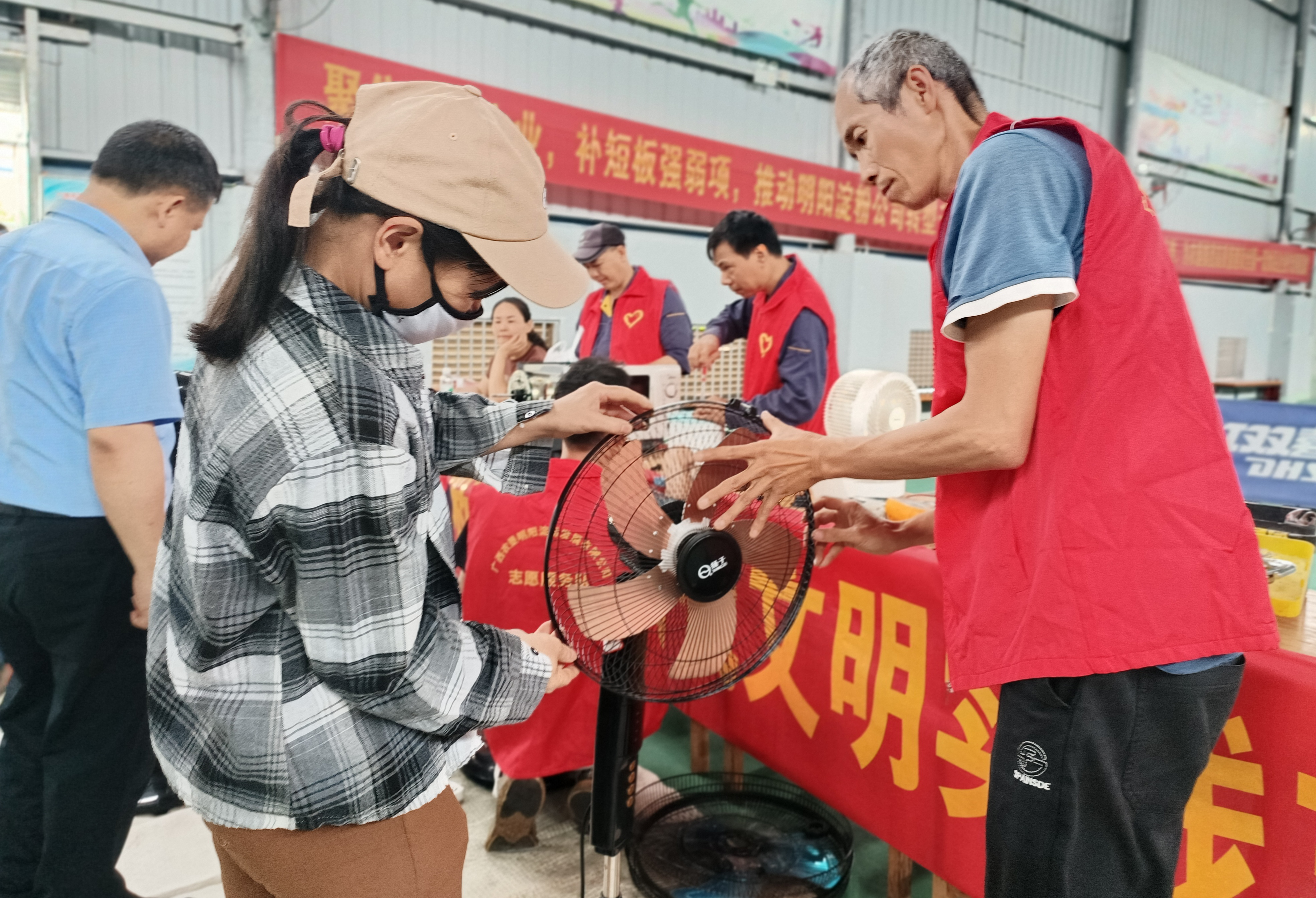 明阳淀粉公司党委开展“爱心维修进社区 温暖服务零距离”志愿服务暨主题党日活动